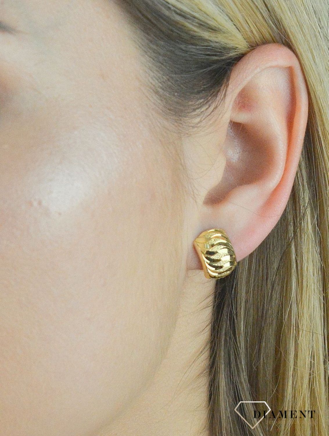 Kolczyki złote grawerowane blaszki KL 4115C. Delikatne złote kolczyki na angielskie zapięcia wykonane są z 14-karatowego złota idealnie będą prezentowały się do codziennego użytku. Idealny prezent na każdą.png